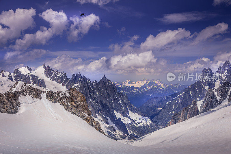 白雪皑皑的Les Drus, vallee Blanche, Mont Blanc Massif和冰川-意大利阿尔卑斯山边